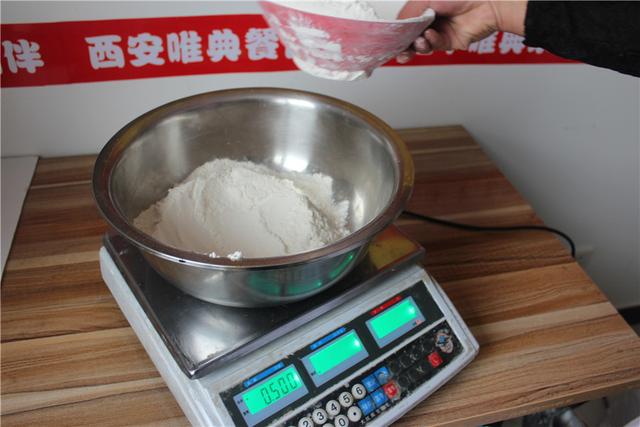 享譽(yù)全國的正宗臘汁肉夾饃原來是這樣做出來的