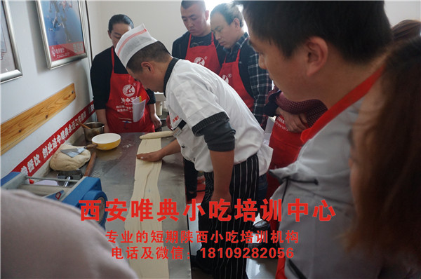潼關(guān)肉夾饃在哪里學(xué)？學(xué)多長(zhǎng)時(shí)間？學(xué)費(fèi)的多少？ ??