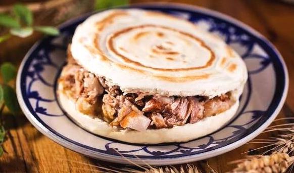 一天賣出500多個(gè)肉夾饃，一個(gè)小攤位的故事