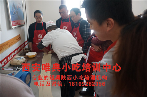 為什么老潼關(guān)肉夾饃手工餅比機(jī)器速凍餅好吃