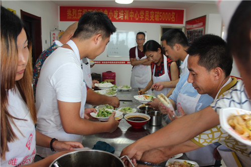 正規(guī)的小吃培訓(xùn)學(xué)校是怎么樣的？哪一家小吃培訓(xùn)品牌靠譜呢？
