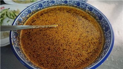 涼皮辣椒油制作過程全揭秘