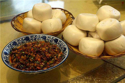 在臨潼農(nóng)村，有一種美食叫“八寶辣子夾饃”