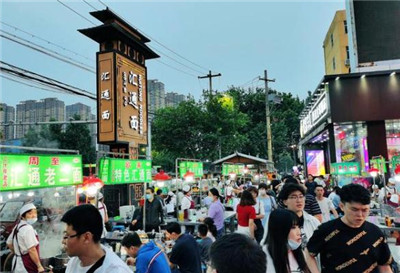 幾十家攤位齊賣一種美食 匯通面吃的是一種情懷