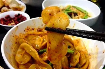 陜西特色面食“狗舌頭面”，吃起來豪爽大氣過癮！