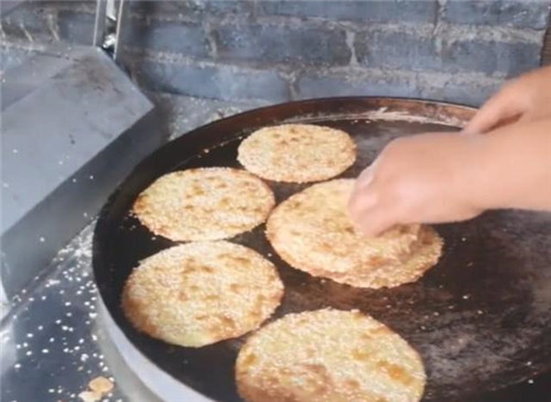 陜西傳統(tǒng)小吃“炕炕饃”，撒滿芝麻酥到掉渣!