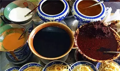 涼皮的靈魂不僅是辣子，還要熬醋煮醋