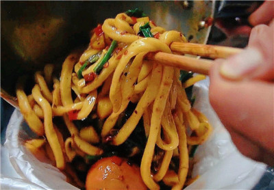 西安美食剁椒面，10塊管飽還有鹵蛋